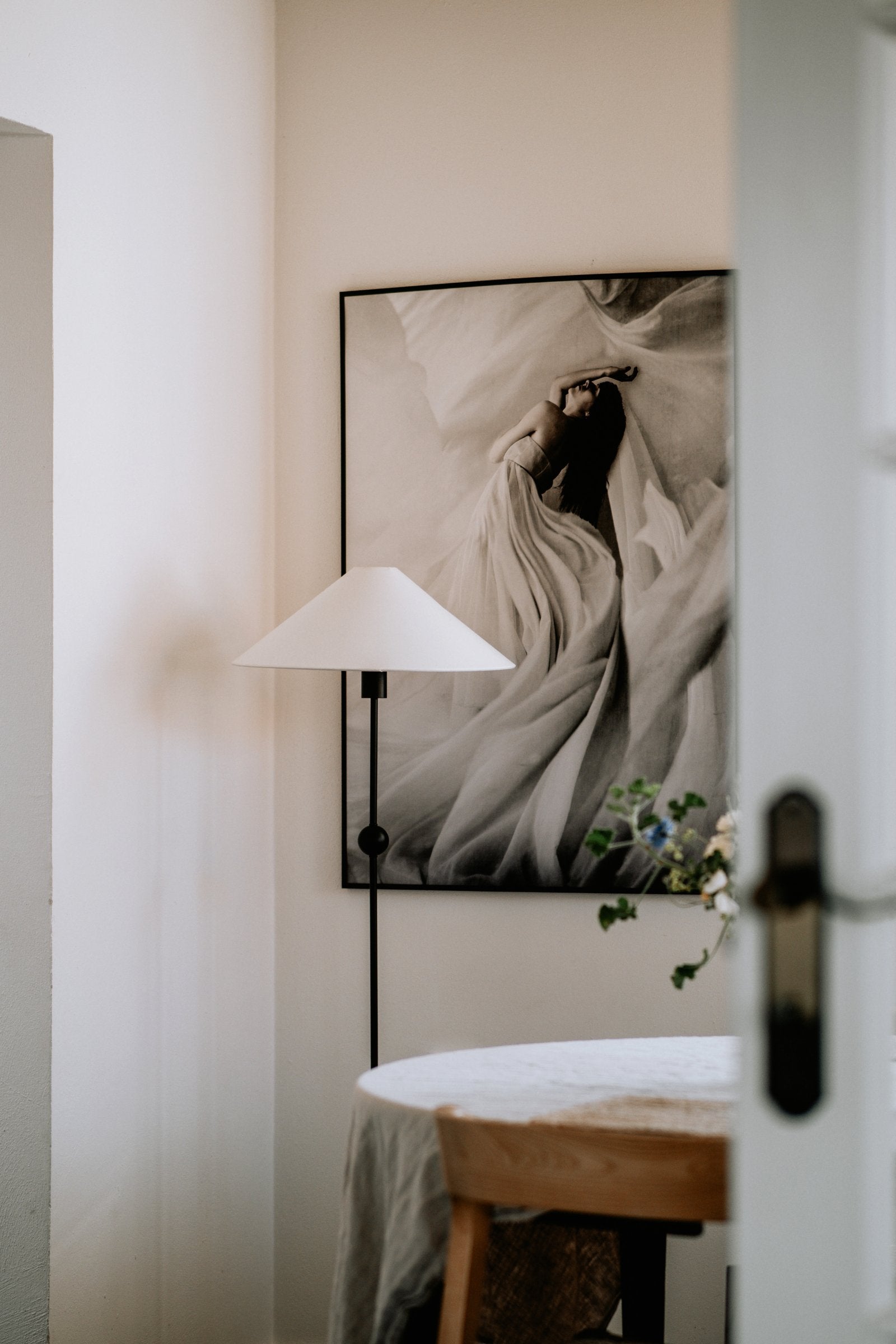 Golvlampa Astrid Svart