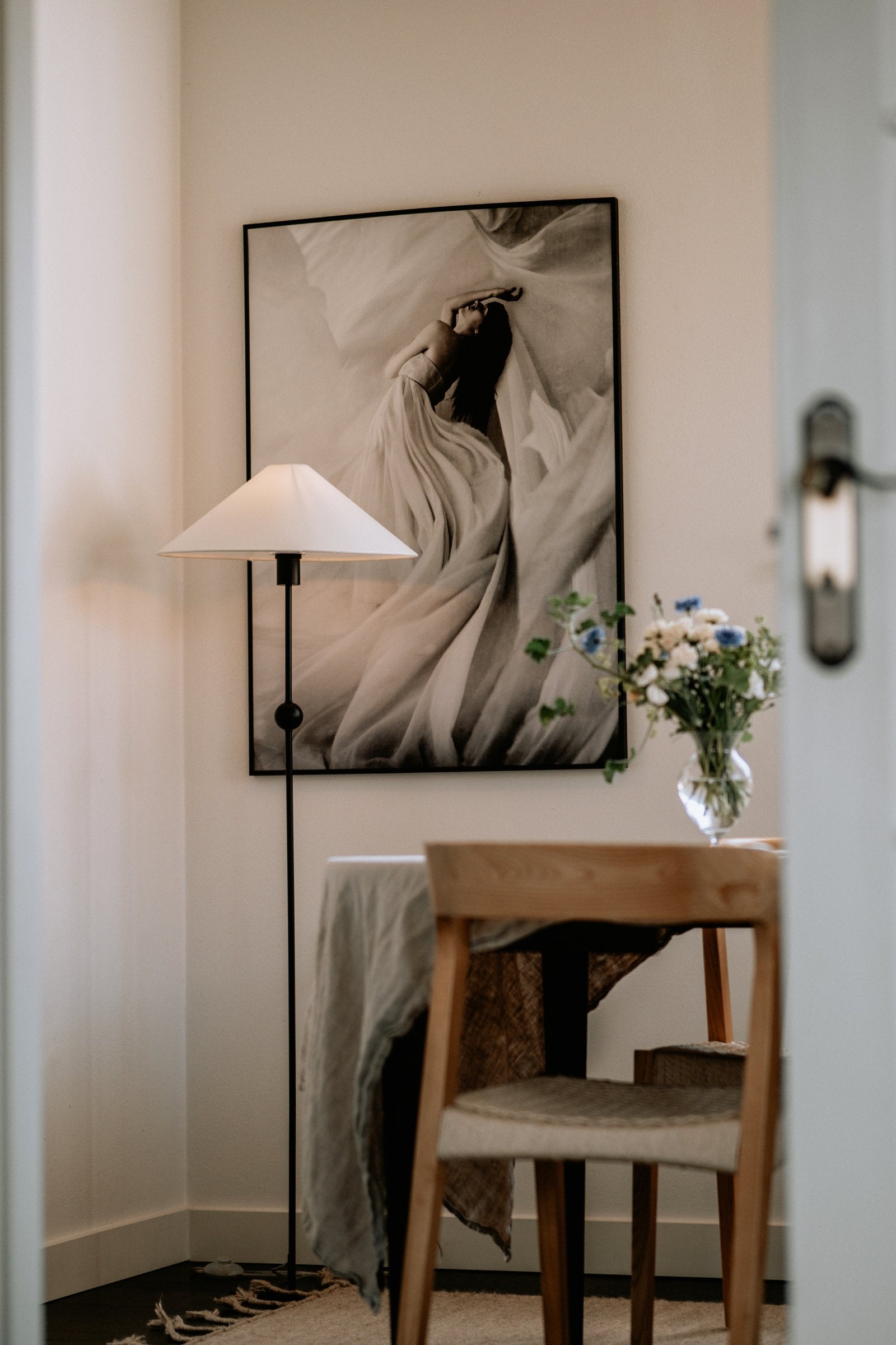 Golvlampa Astrid Svart