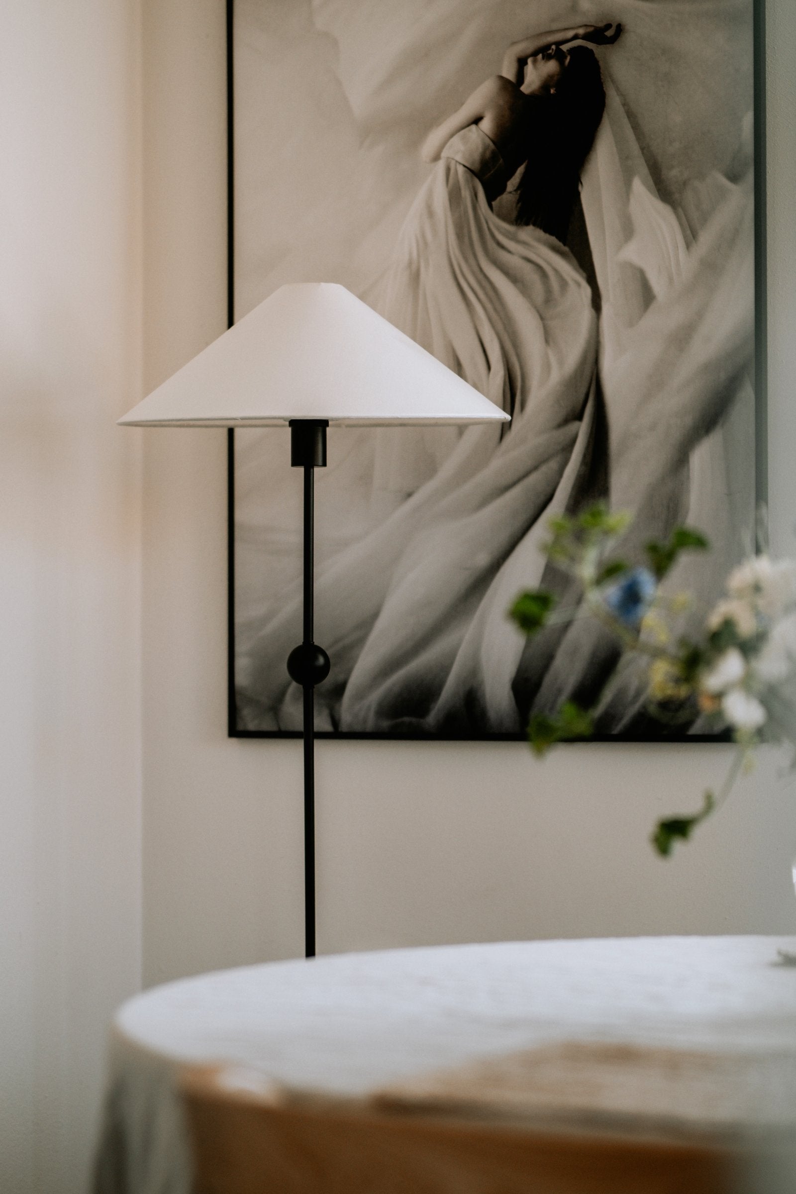 Golvlampa Astrid Svart