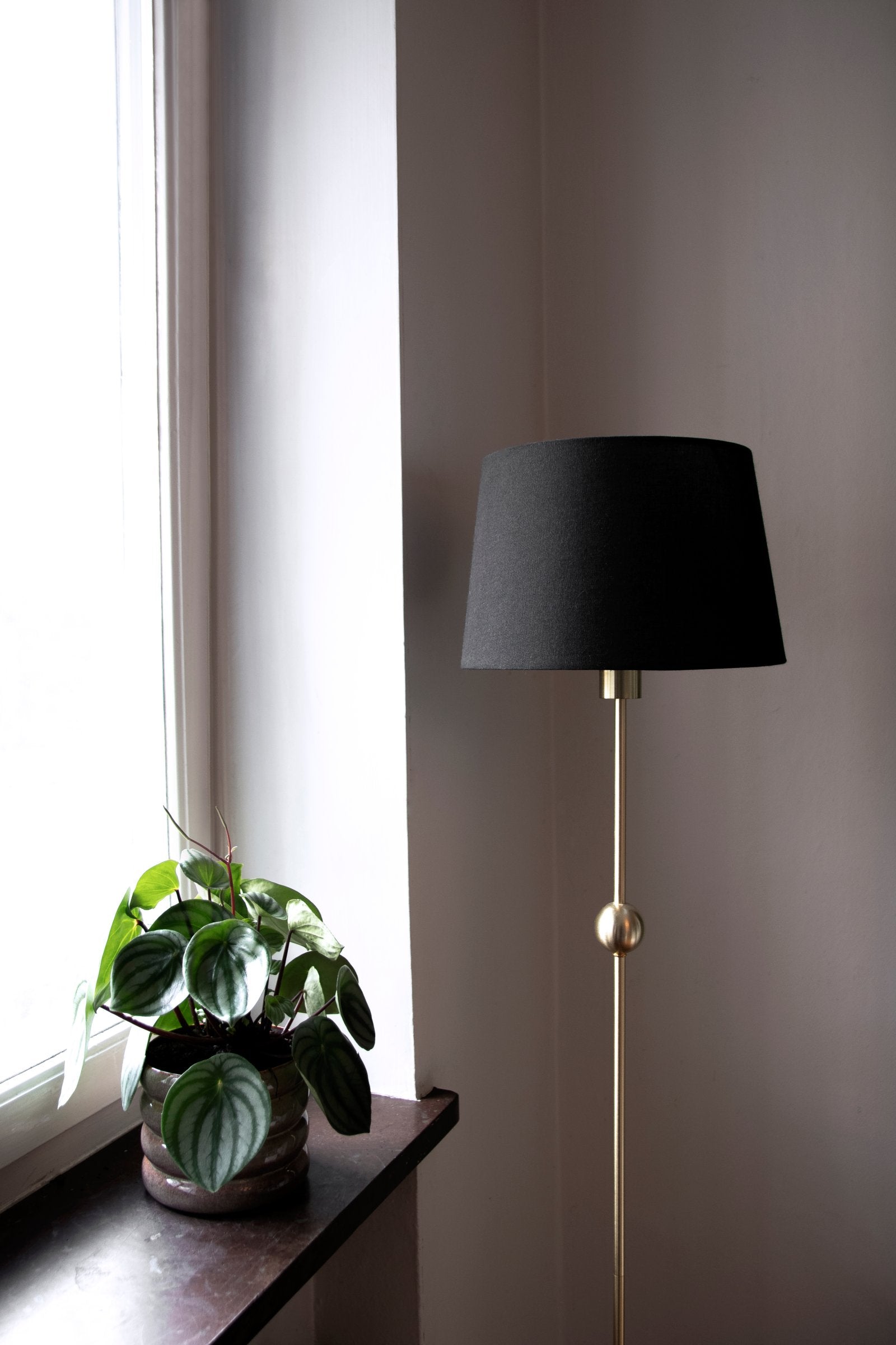 Golvlampa Astrid Borstad Mässing