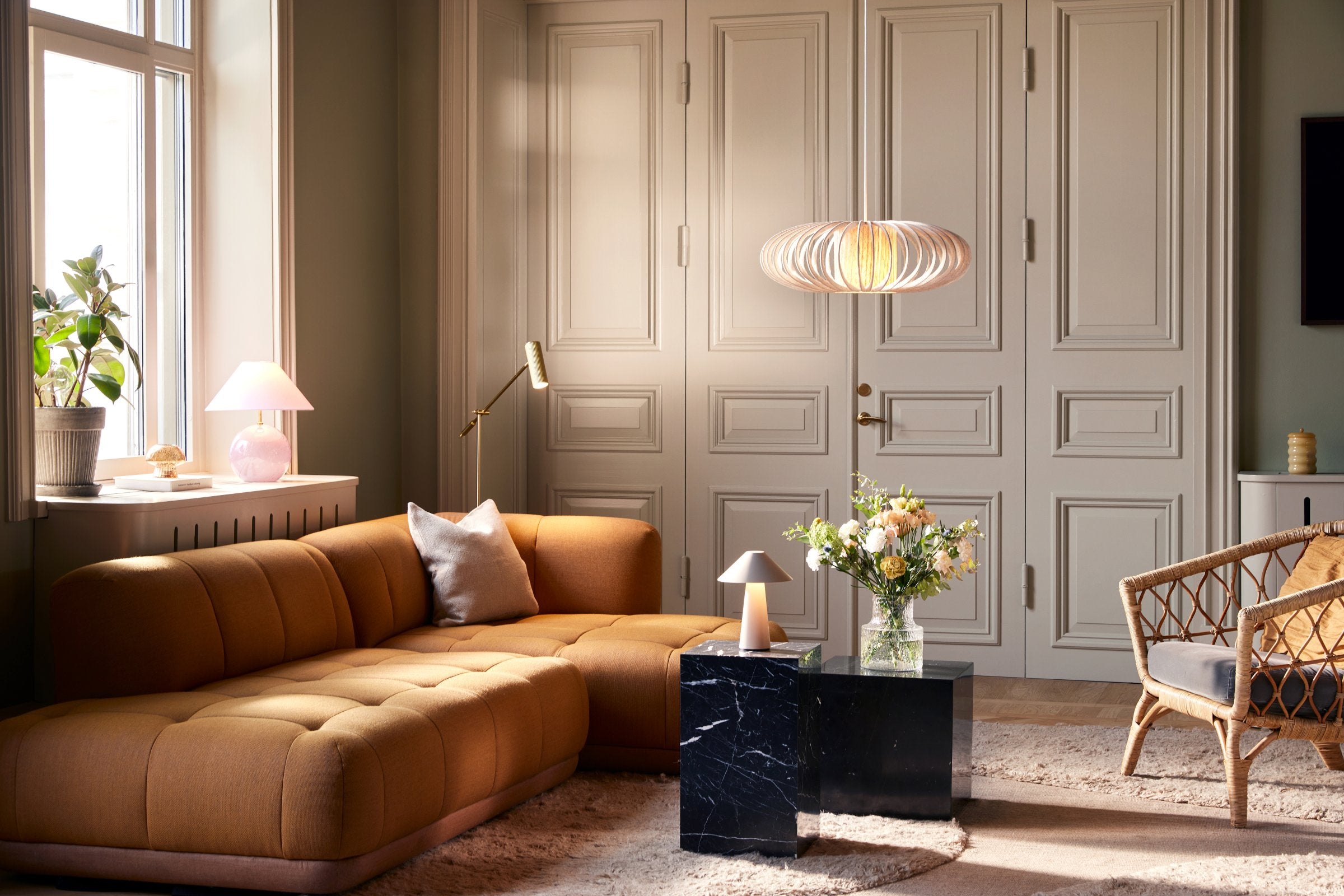 Golvlampa Hubble Read Borstad Mässing