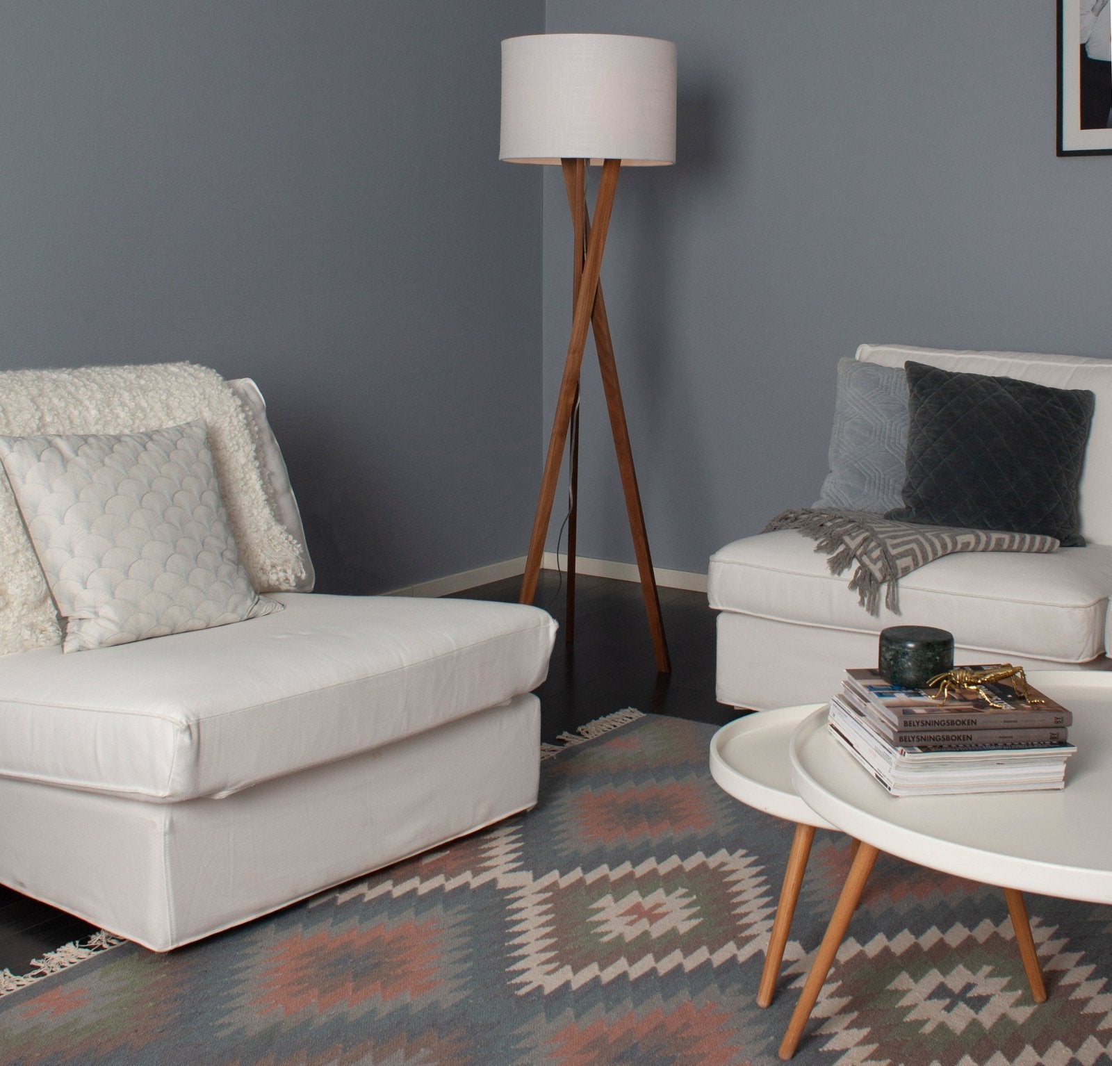 By Rydéns Vega golvlampa vit/valnöt - Azalea Home