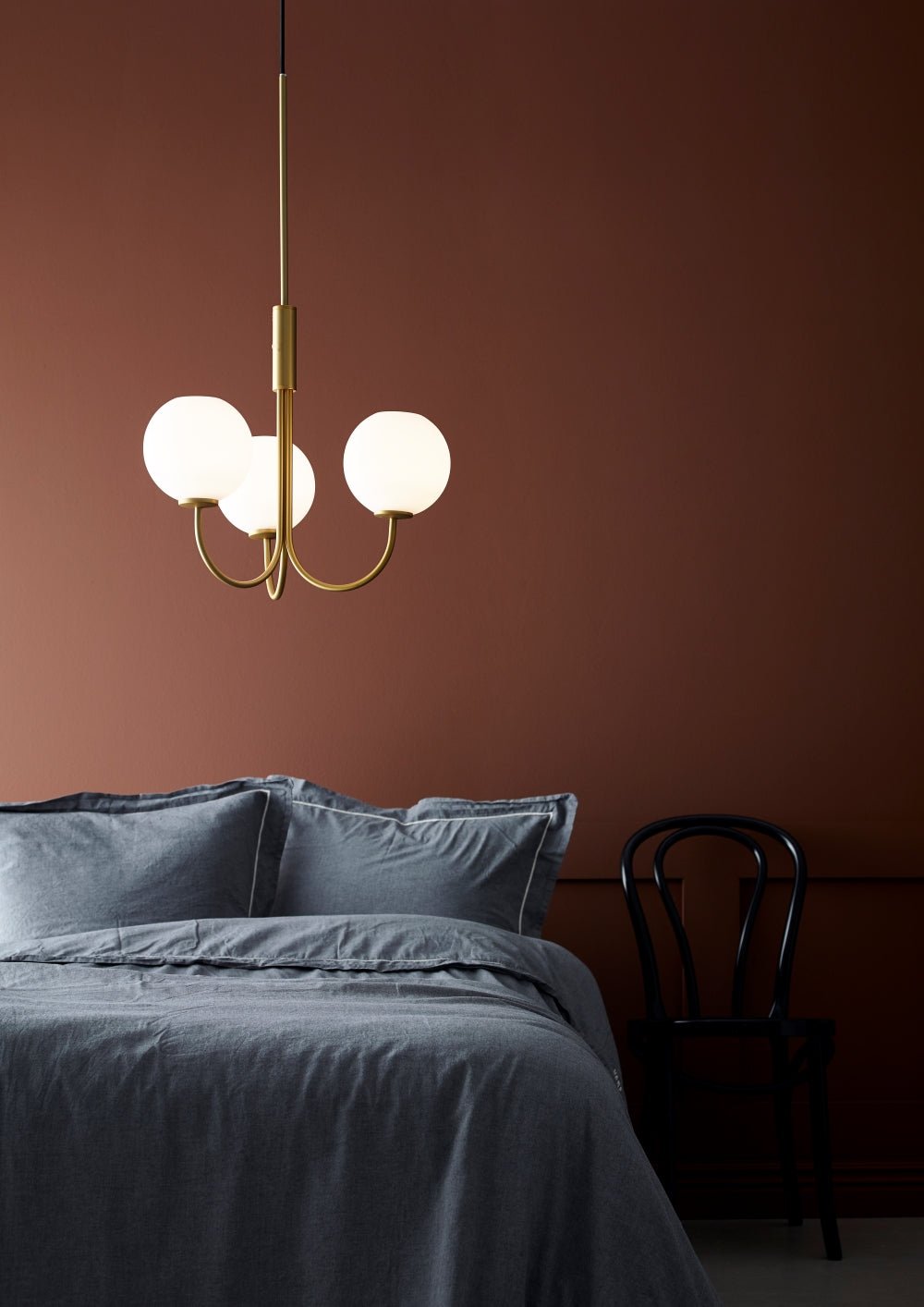 Herstal Krona Ballon satin brass/opal glas - Azalea Home