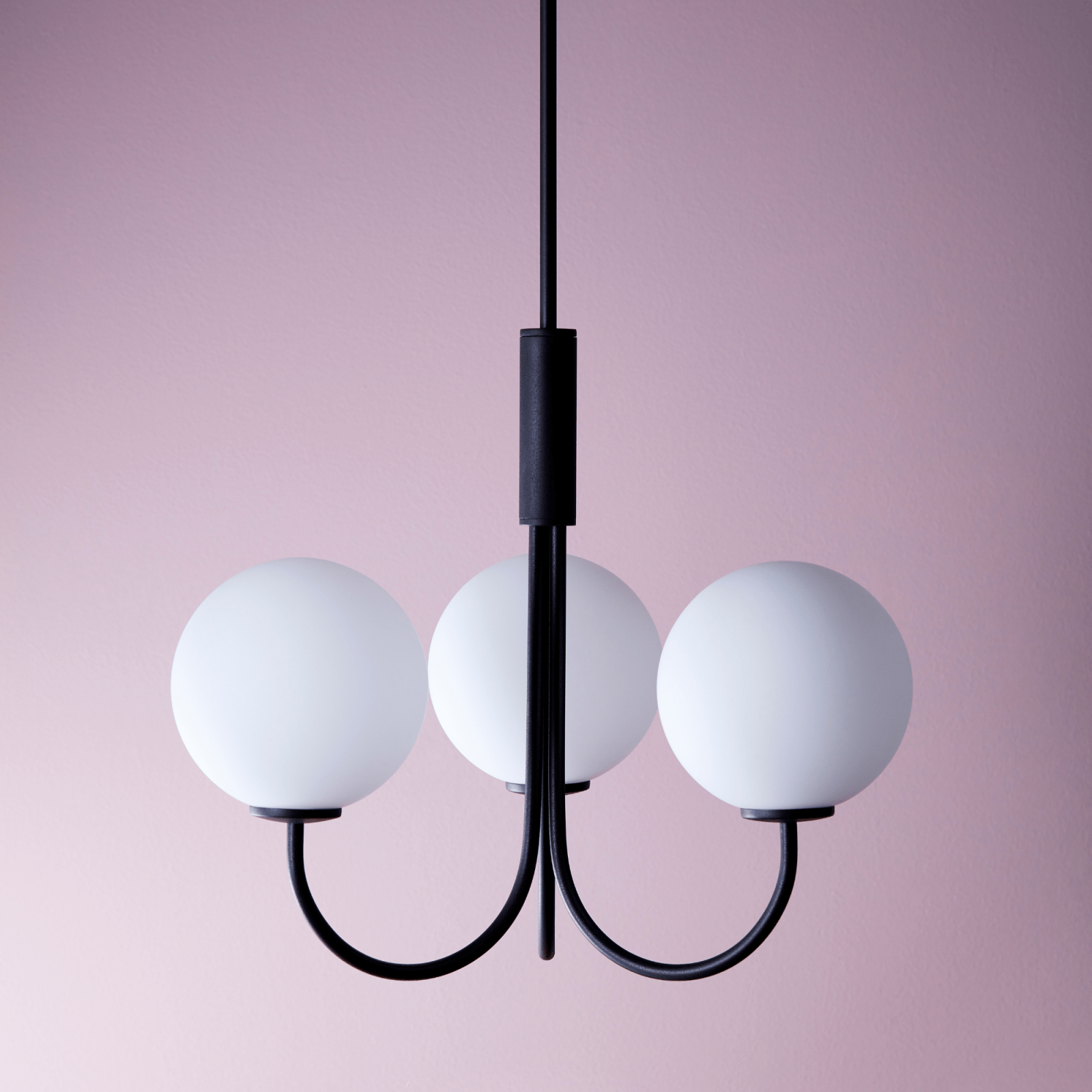 Herstal Krona Ballon svart/opal glas - Azalea Home