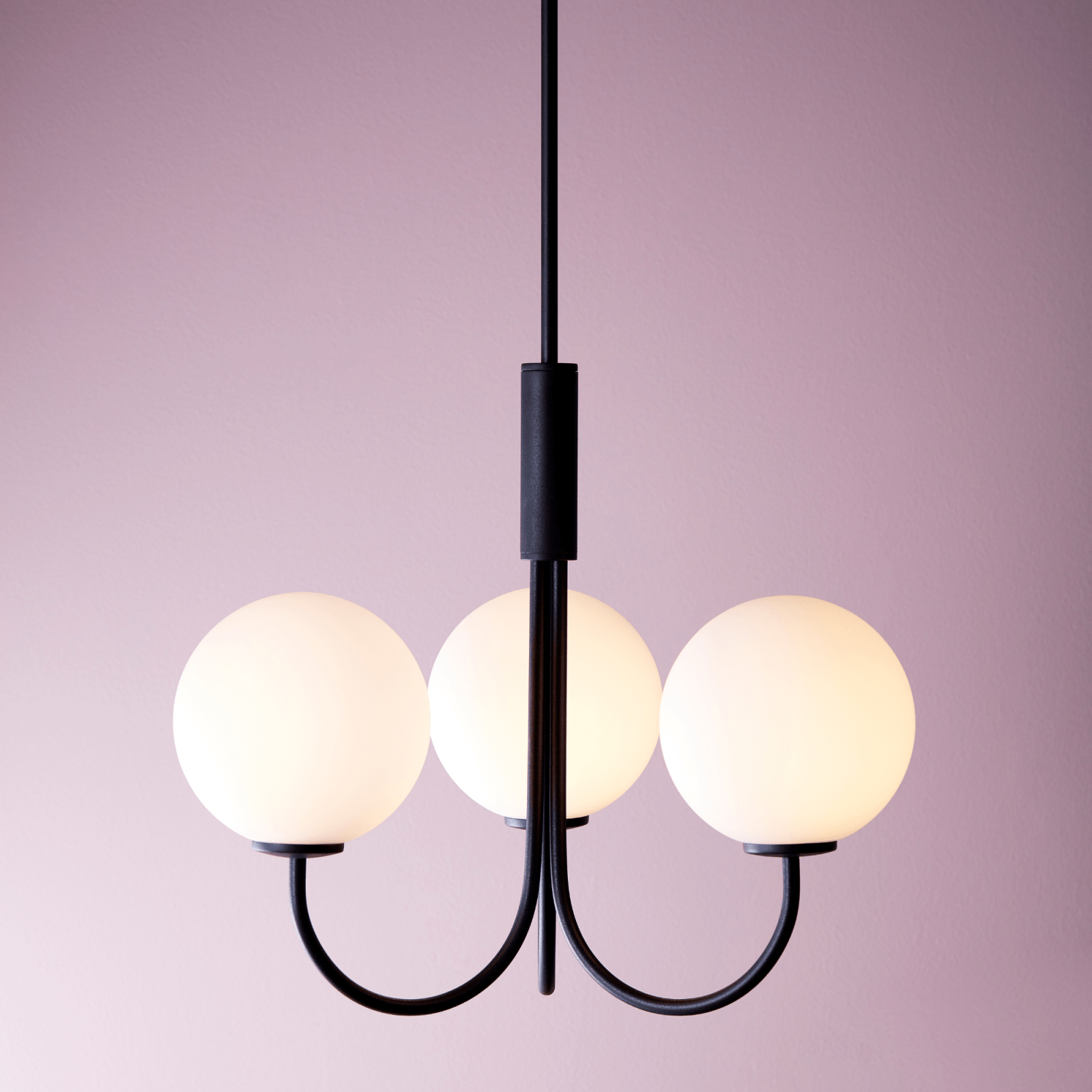 Herstal Krona Ballon svart/opal glas - Azalea Home