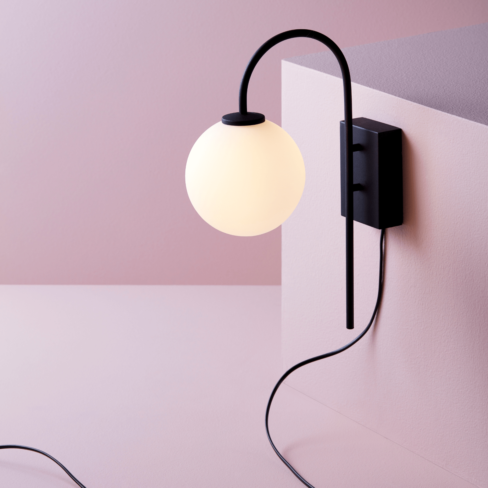 Herstal Vägglampa Ballon svart/opal glas - Azalea Home