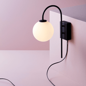 Herstal Vägglampa Ballon svart/opal glas - Azalea Home