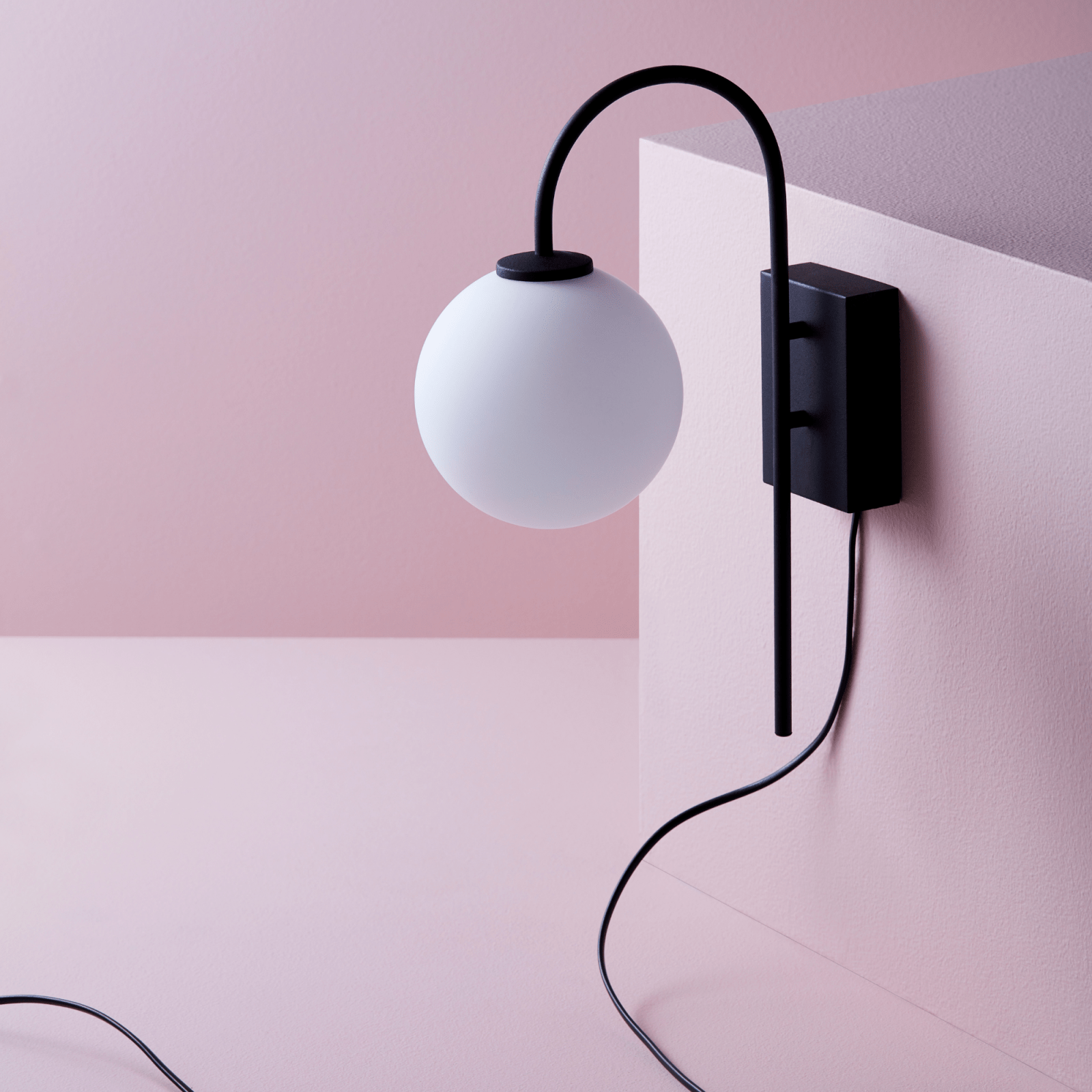 Herstal Vägglampa Ballon svart/opal glas - Azalea Home