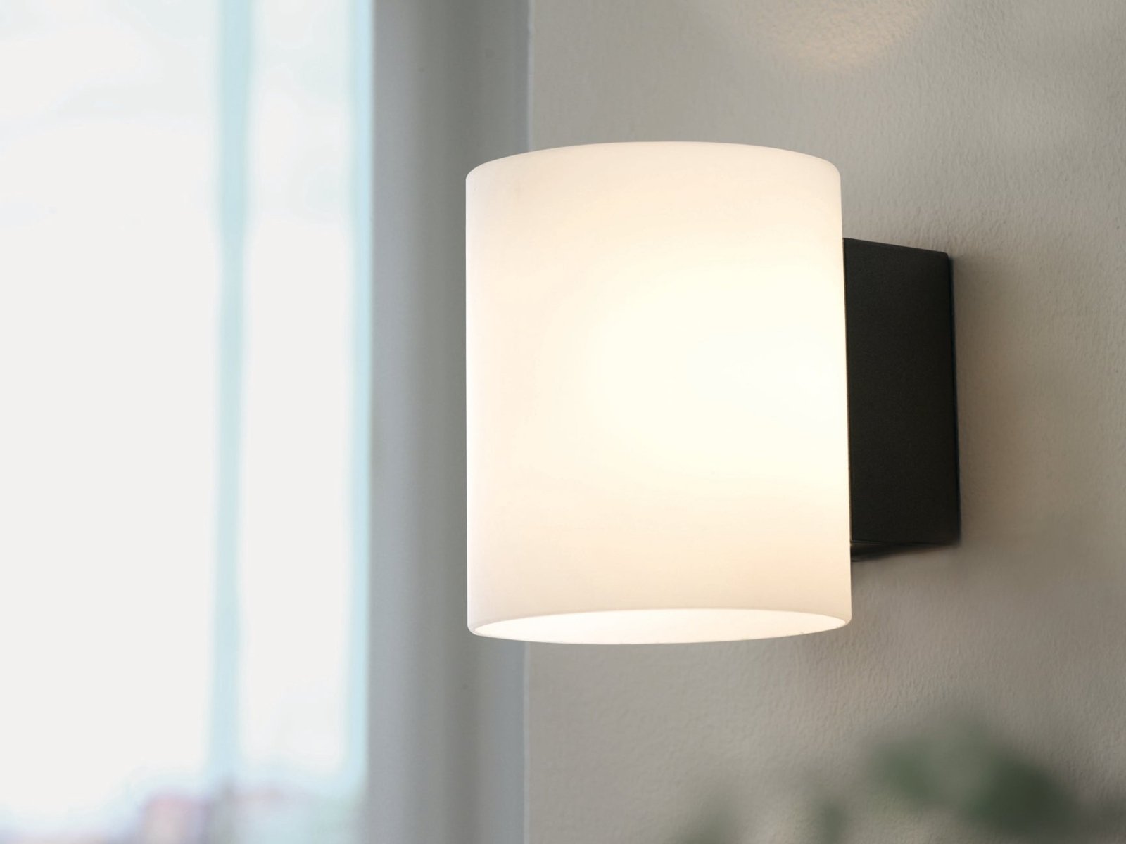 Herstal Vägglampa Evoke S antracit/opal glas - Azalea Home