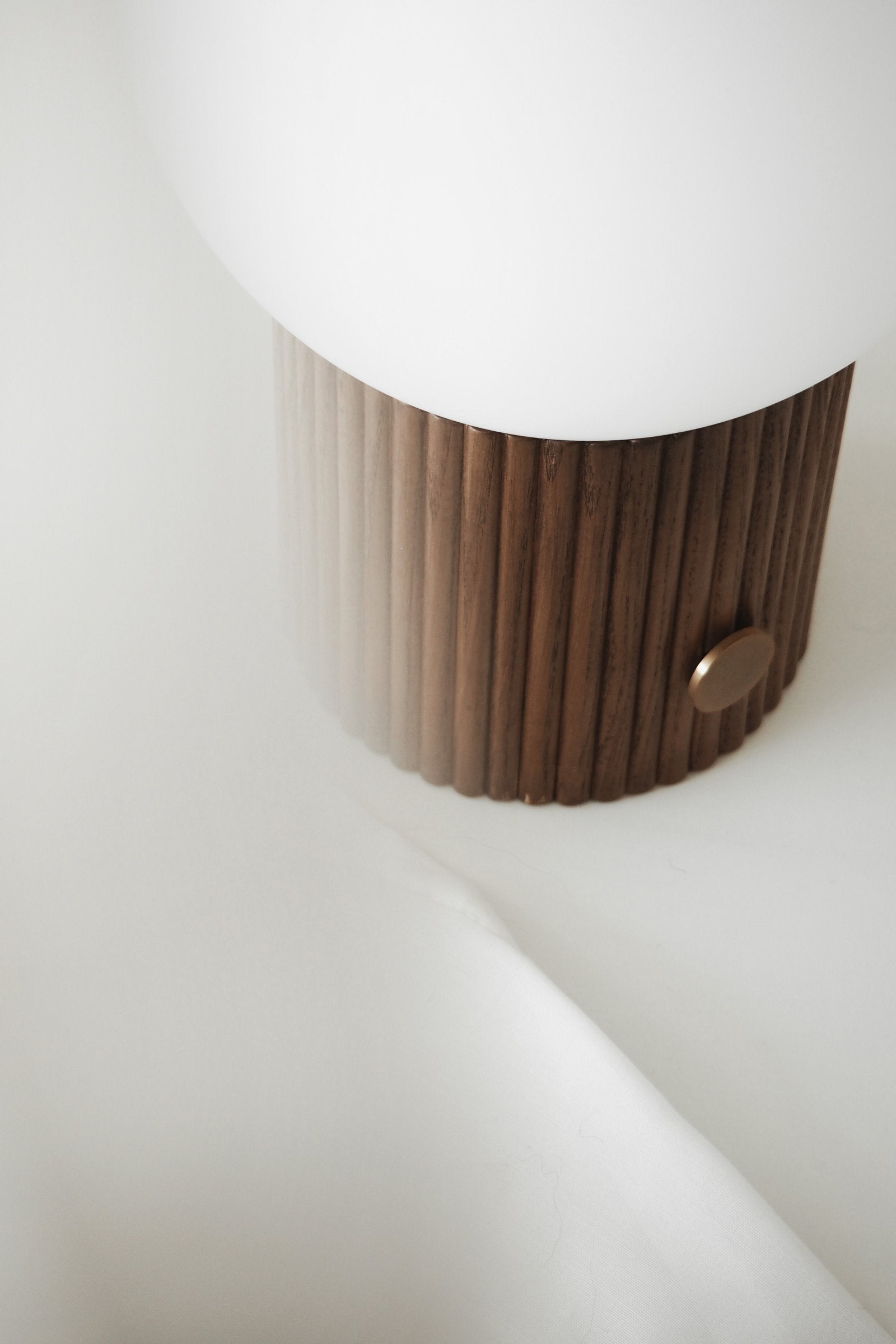 Bordslampa Hubble 22 Valnöt