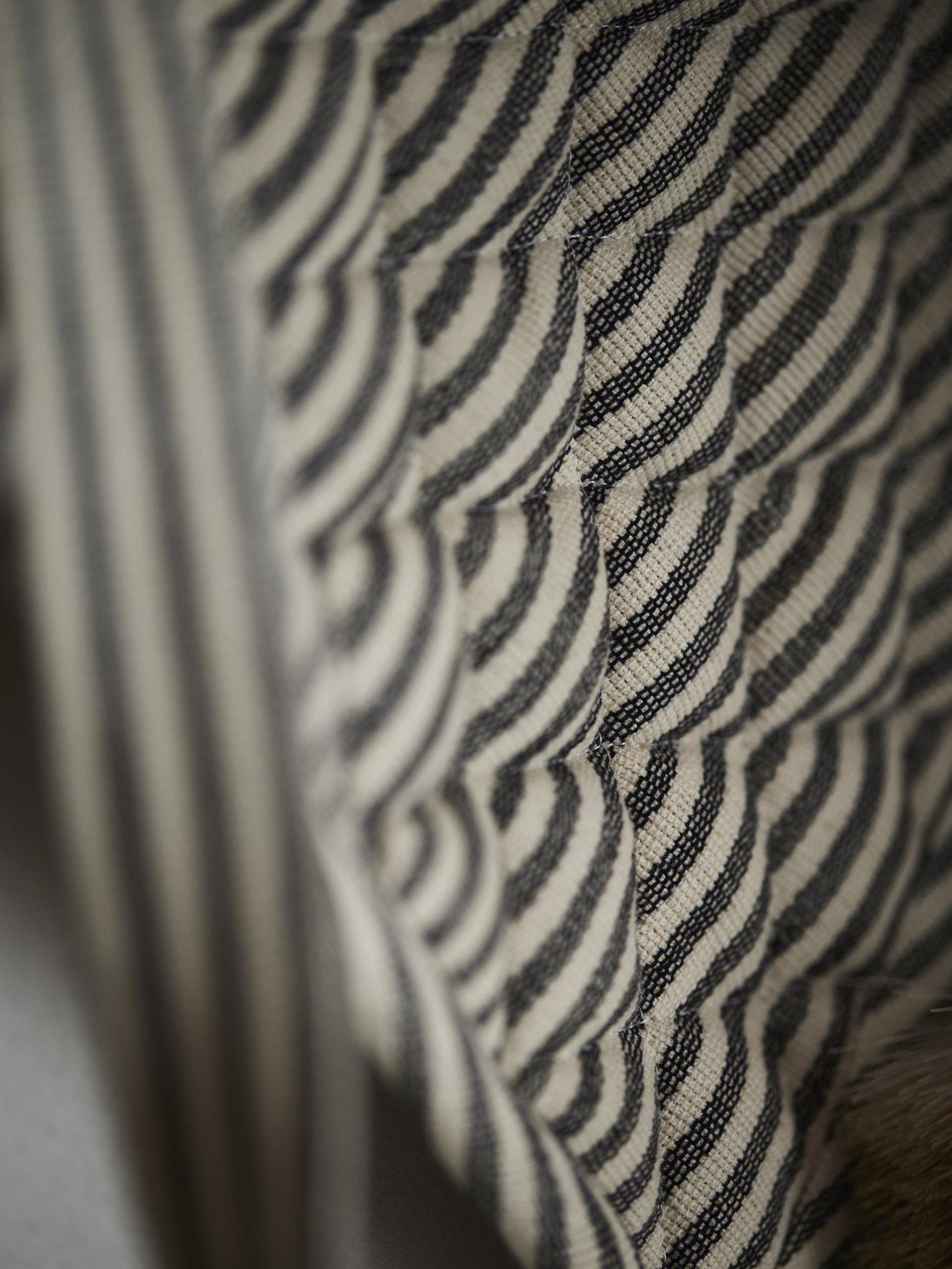 Kitty Grytlapp Svart/Vit 22x22cm