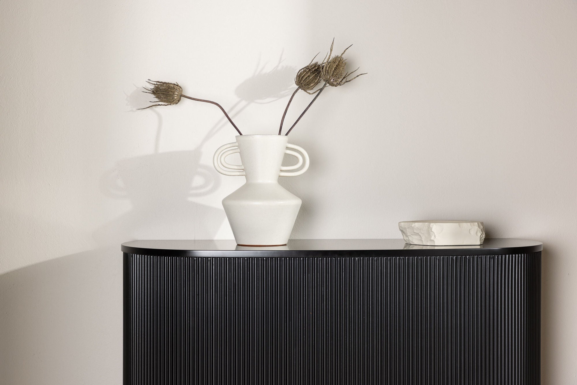 Leah Sidobord, Svart