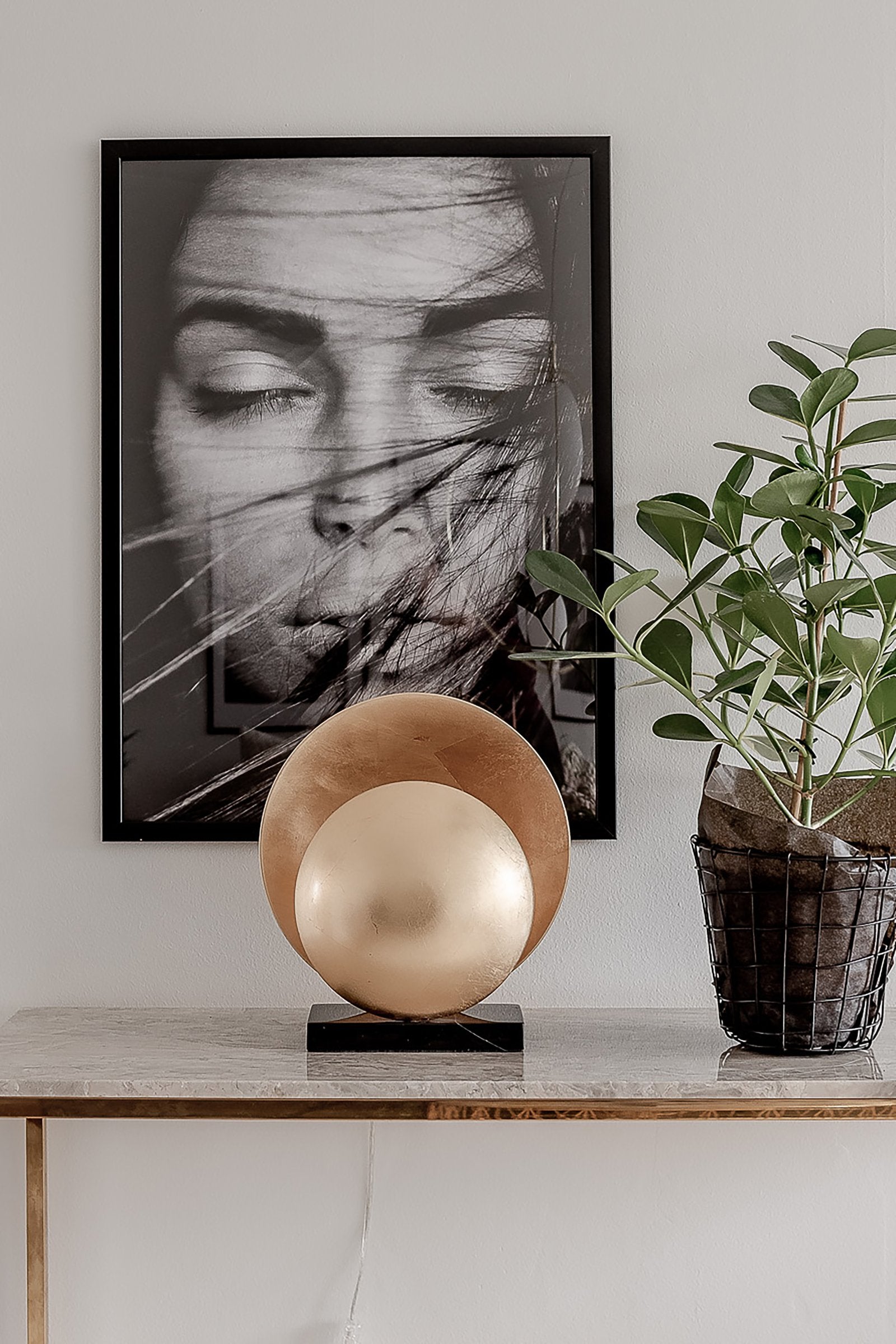Bordslampa Orbit Mässing
