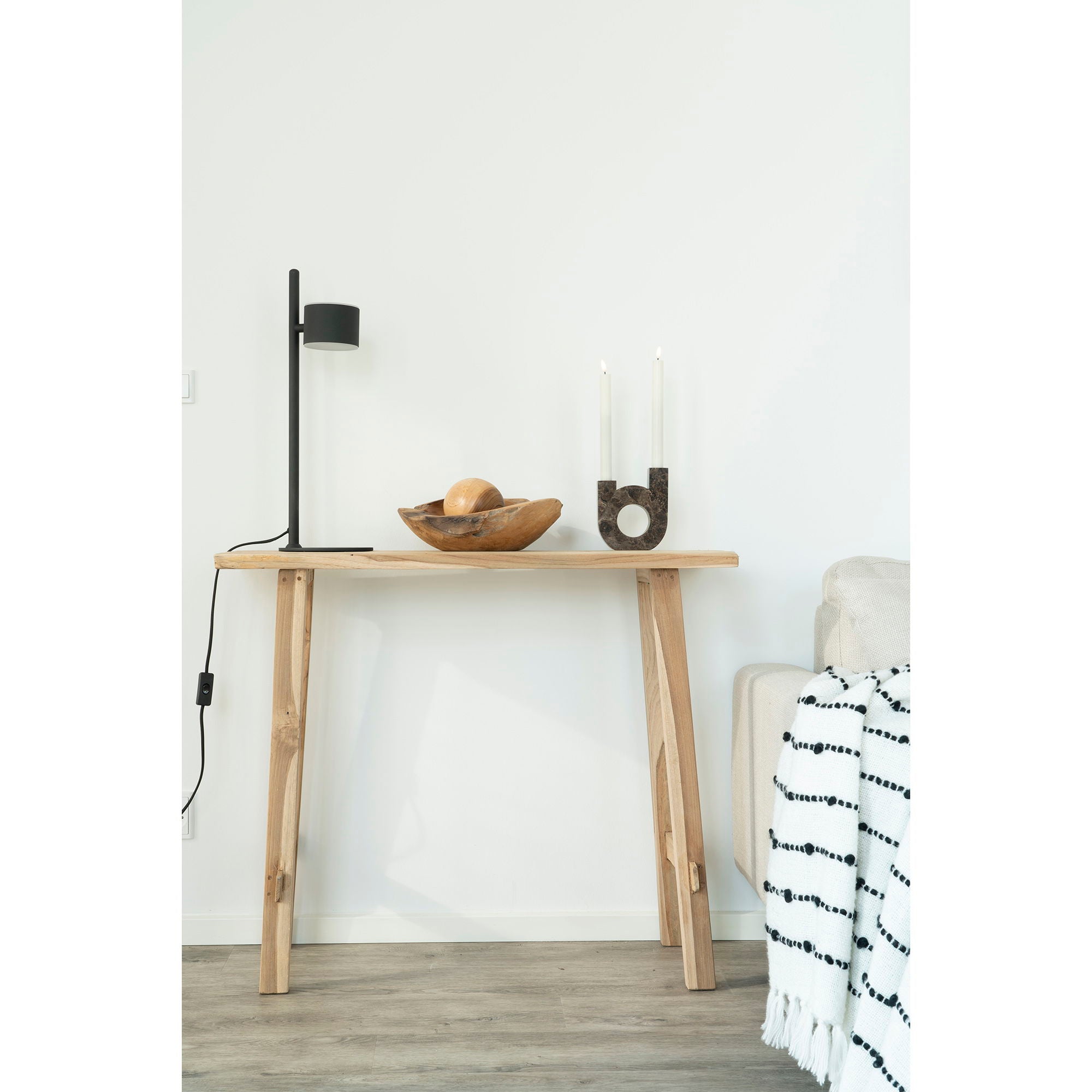 Girona konsolbord, Natur