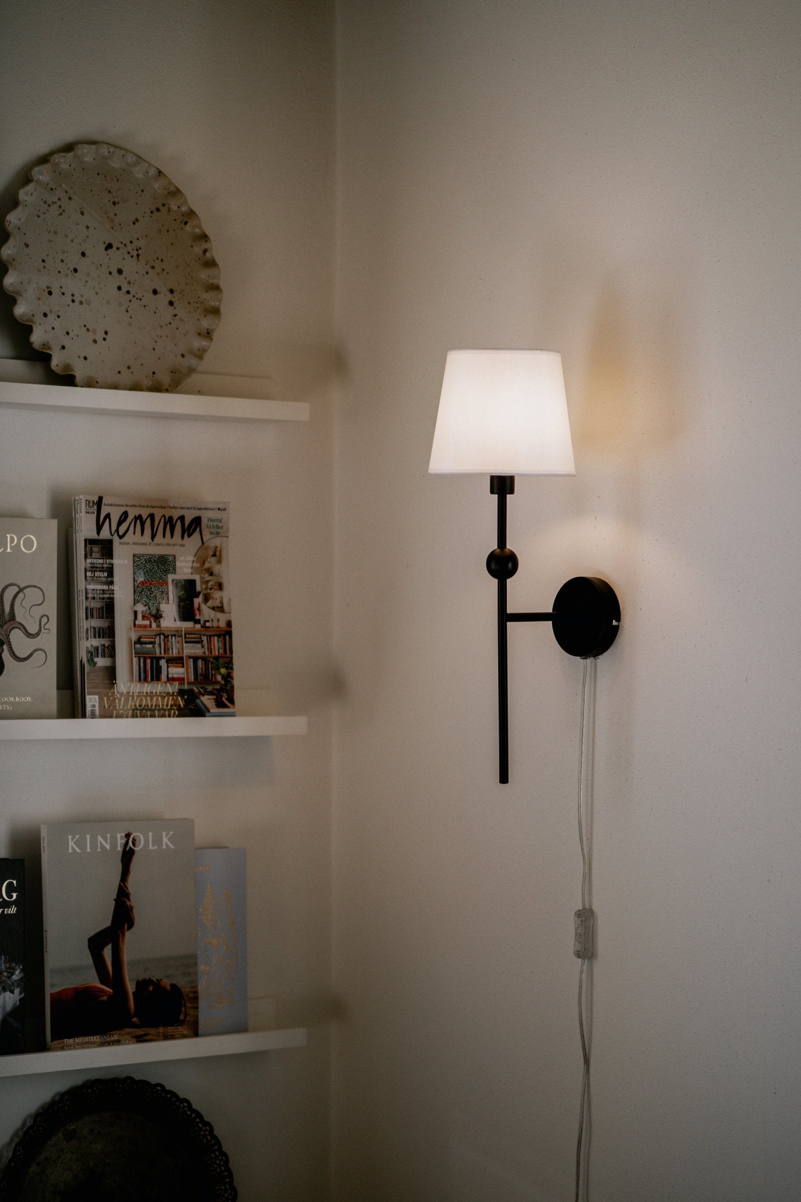 Vägglampa Astrid Svart