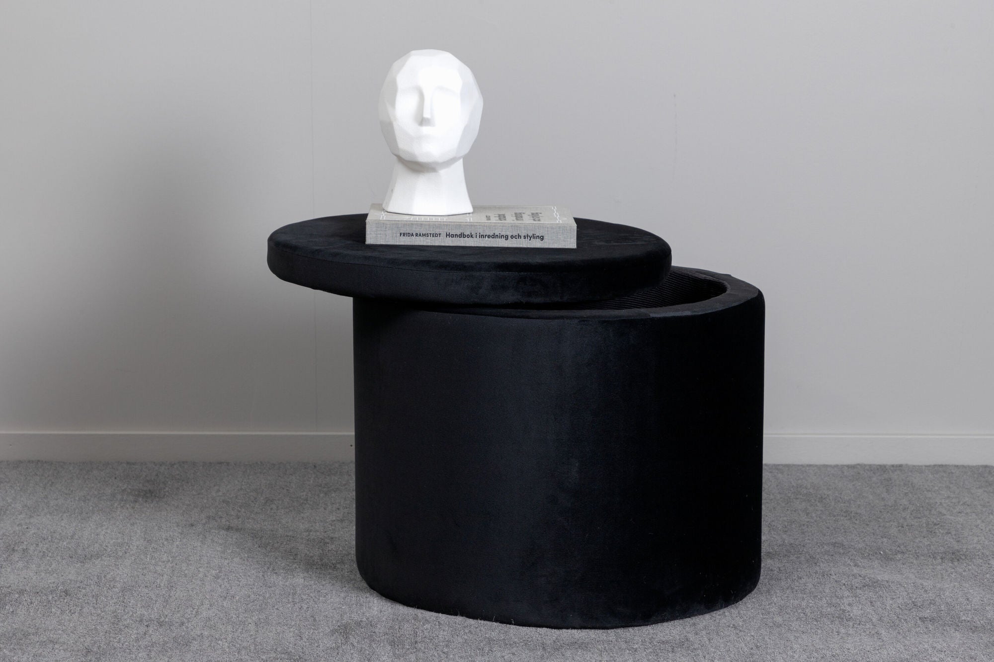 Dora Sittpuff Sammet, Svart