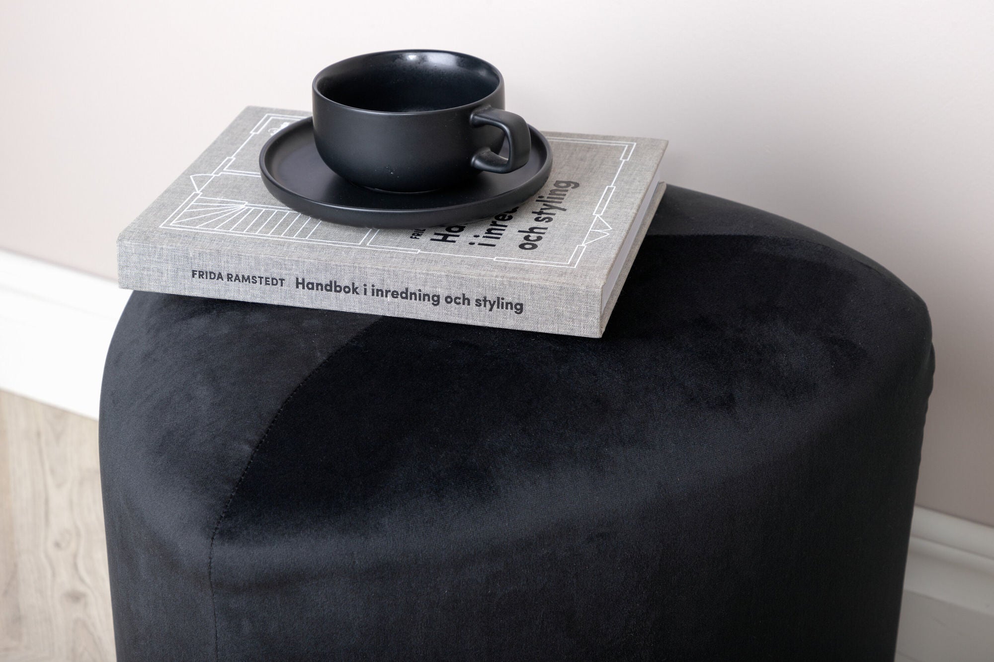 Peg Sittpuff Sammet, Svart
