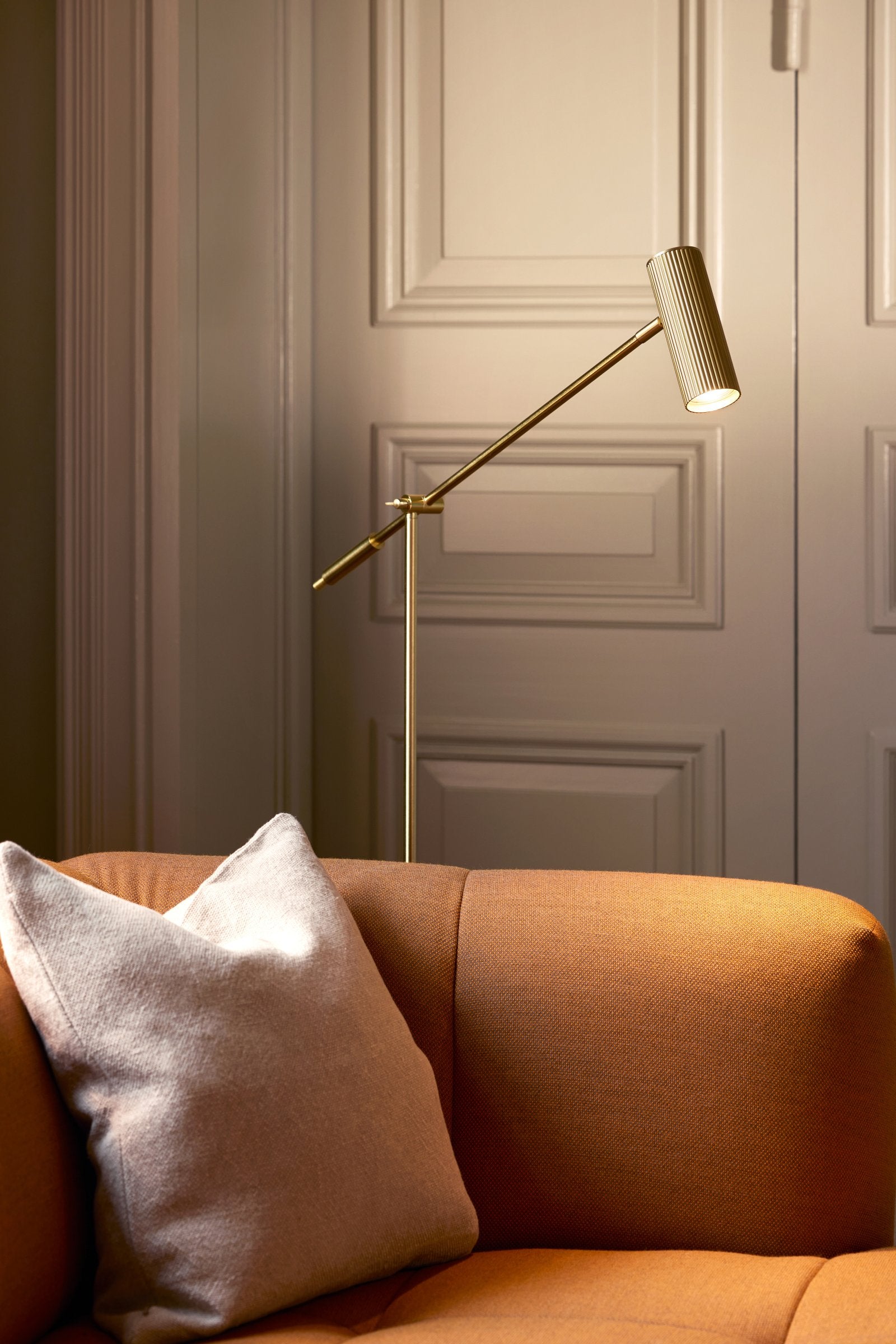 Golvlampa Hubble Read Borstad Mässing