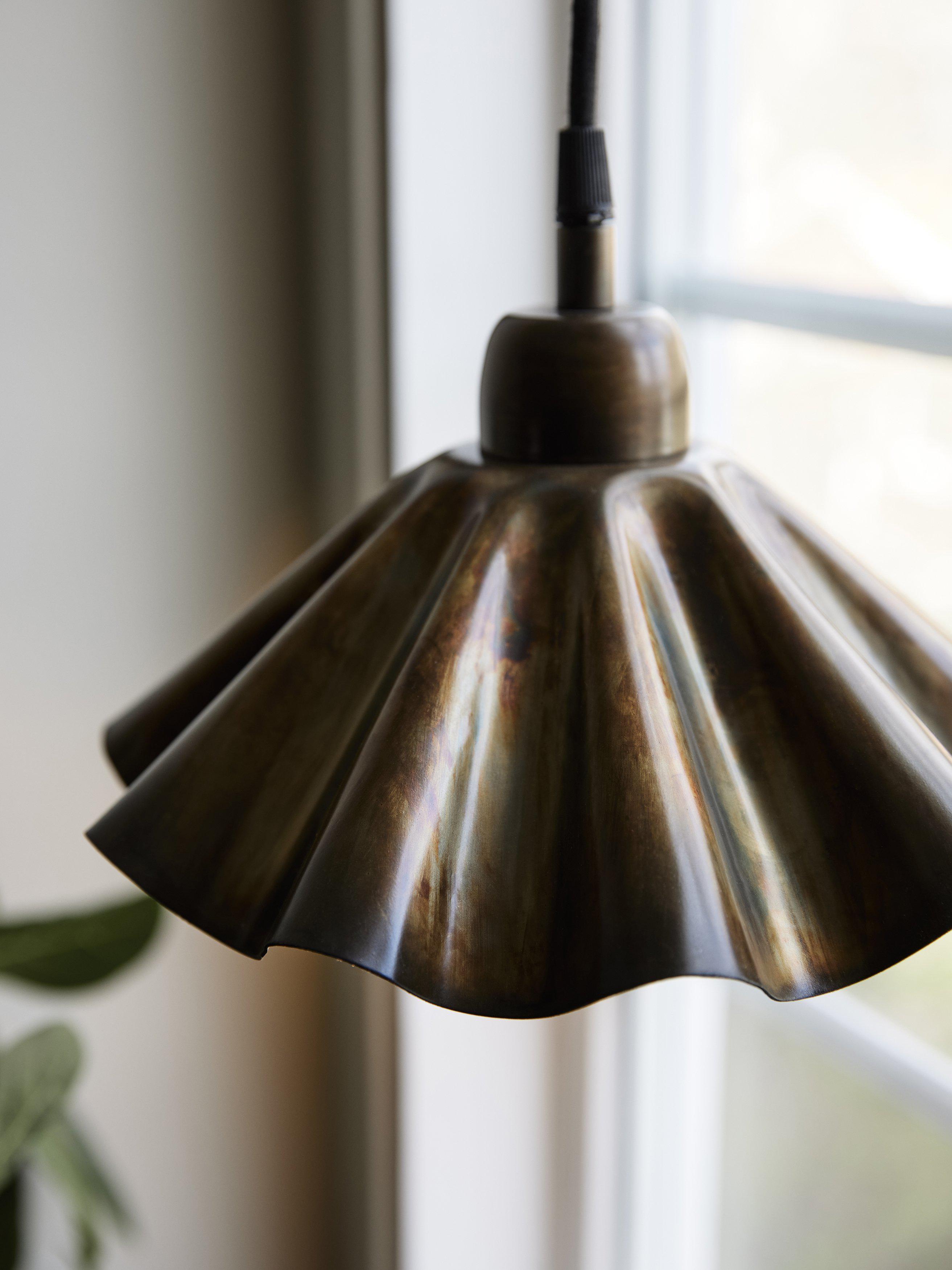 Aira fönsterlampa Oil brass 25cm