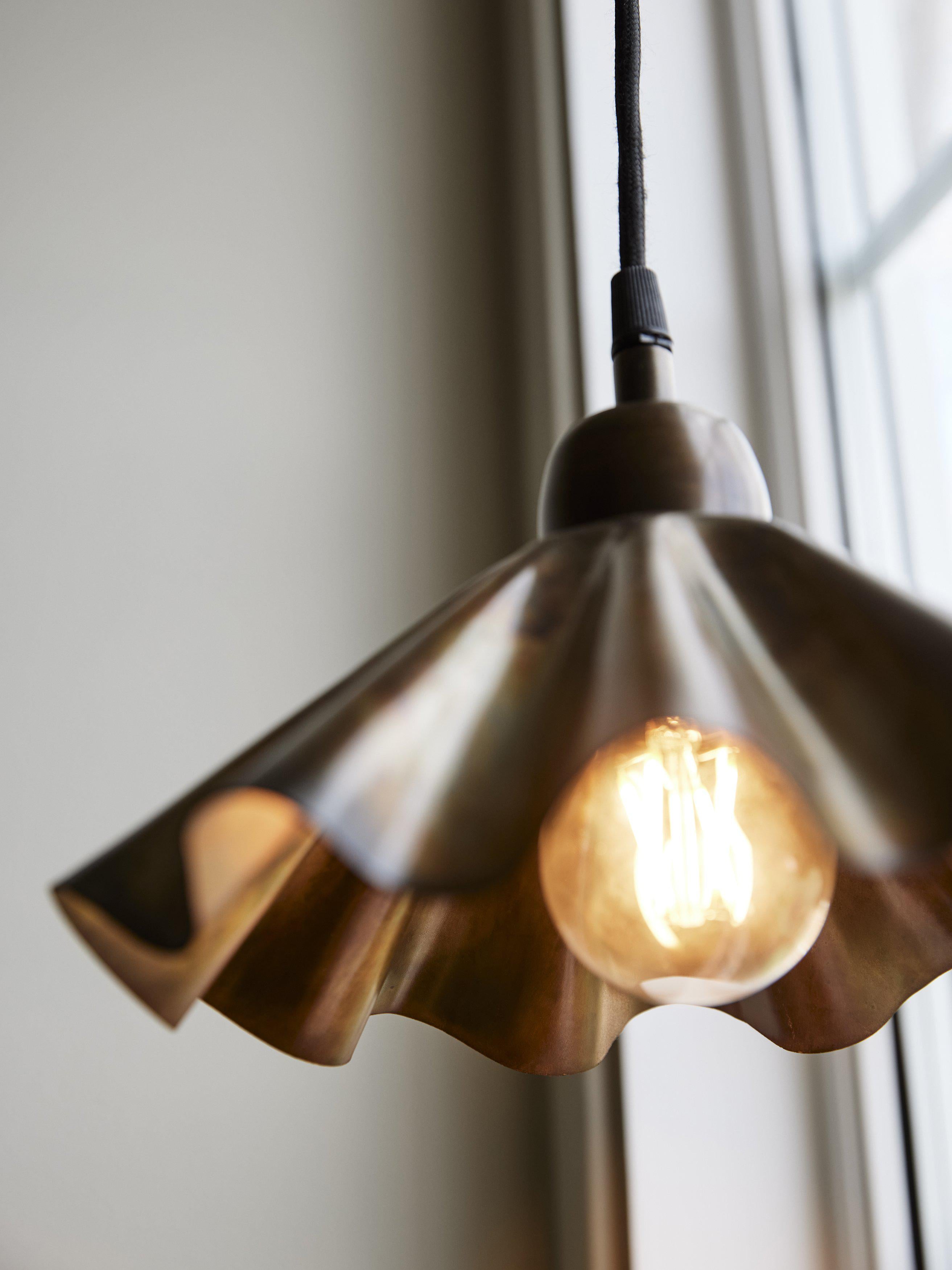 Aira fönsterlampa Oil brass 25cm