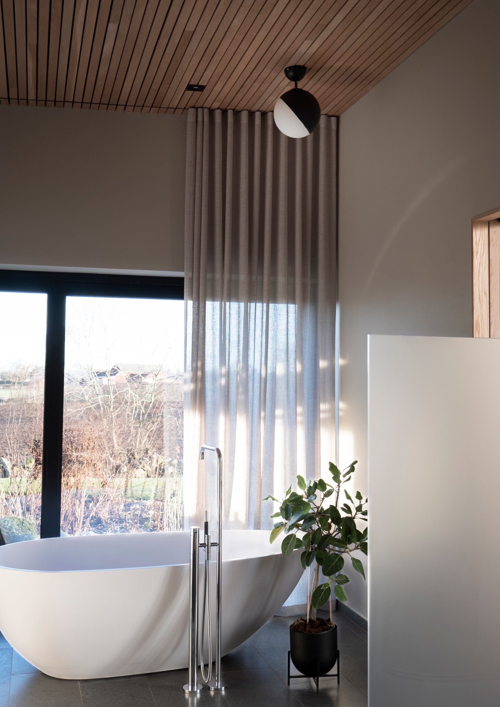 Plafond Contur 25 IP44 Svart/Vit