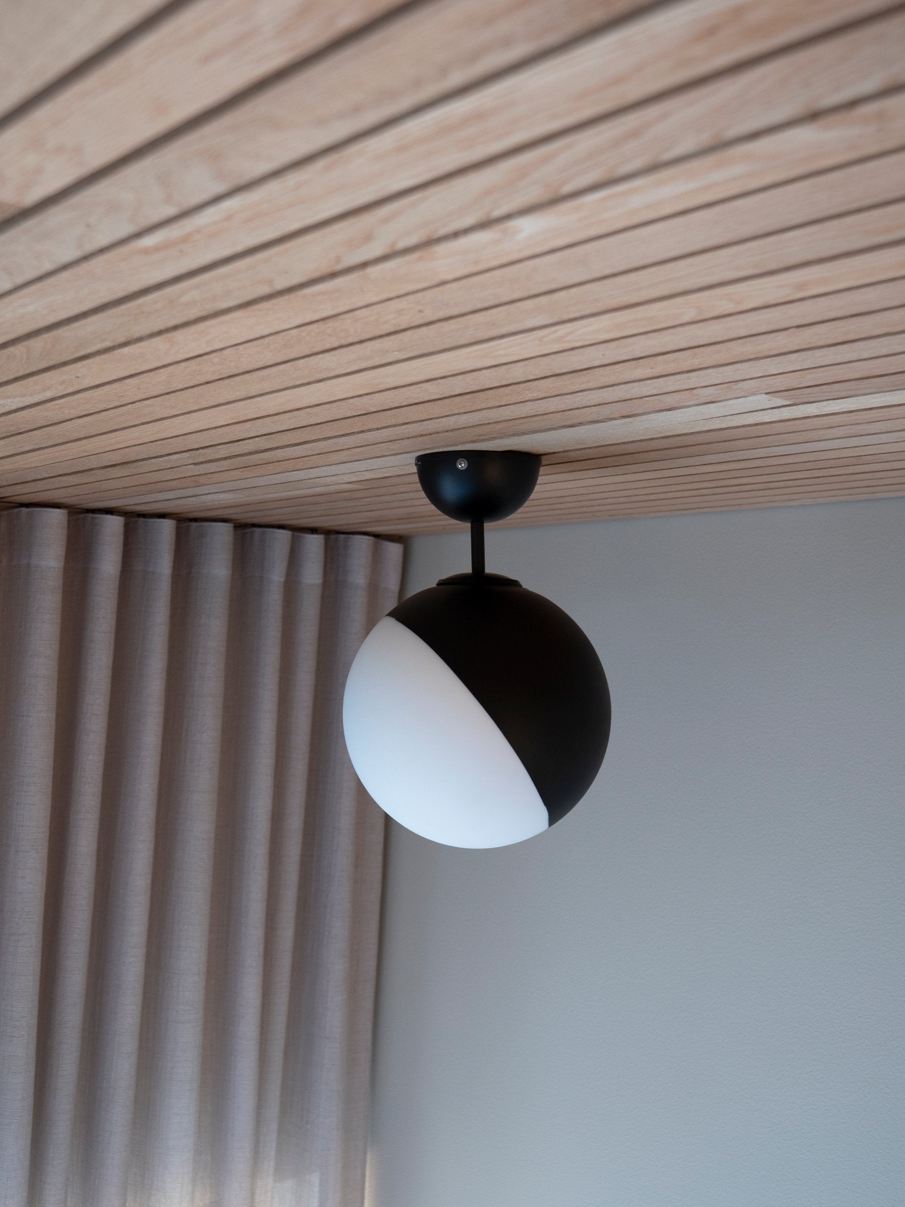 Plafond Contur 25 IP44 Svart/Vit