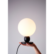 Bordslampa Atom svartstruktur