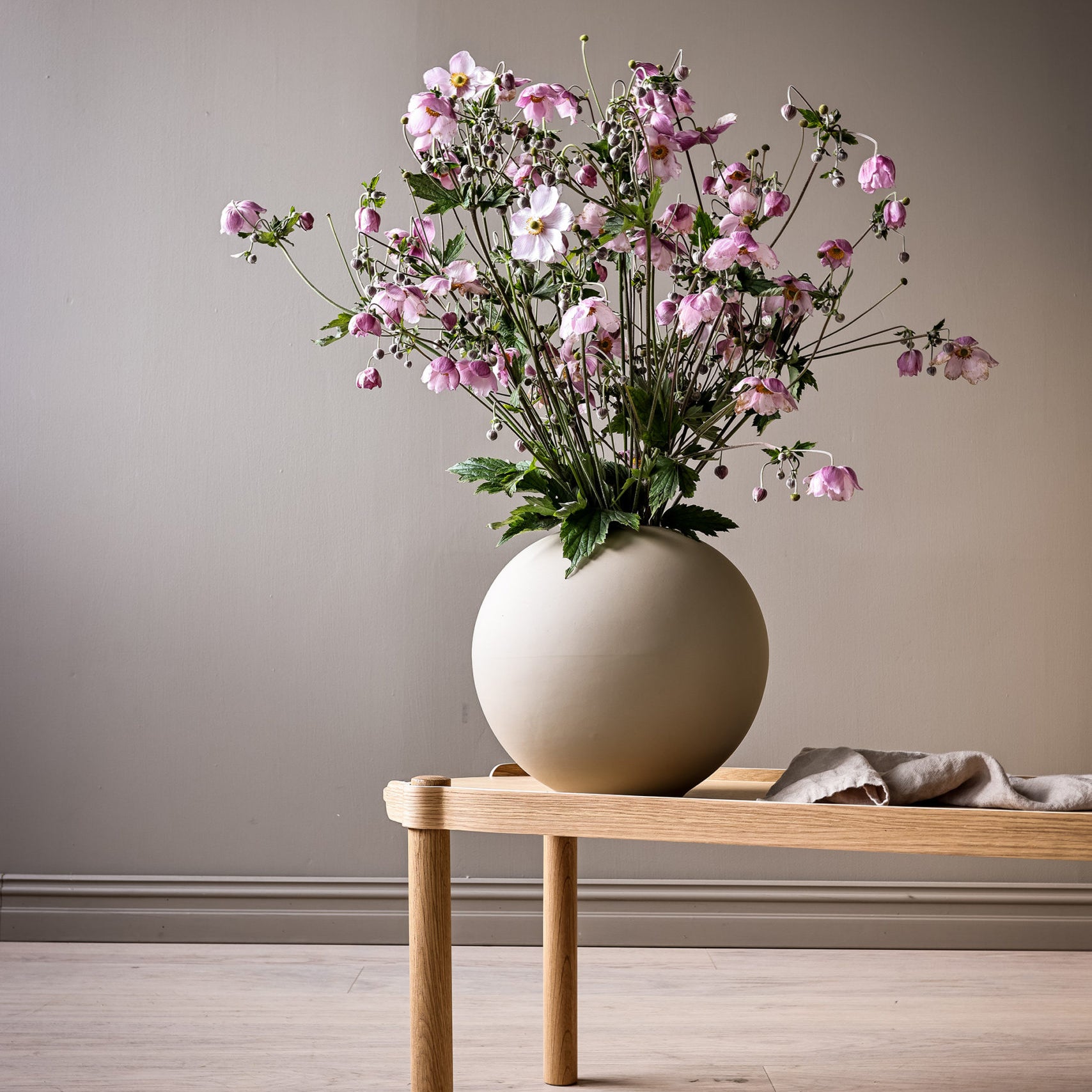 HI-028-06-SA-Ball-Vase-30-cm-Sand-14-scaled_1.jpg