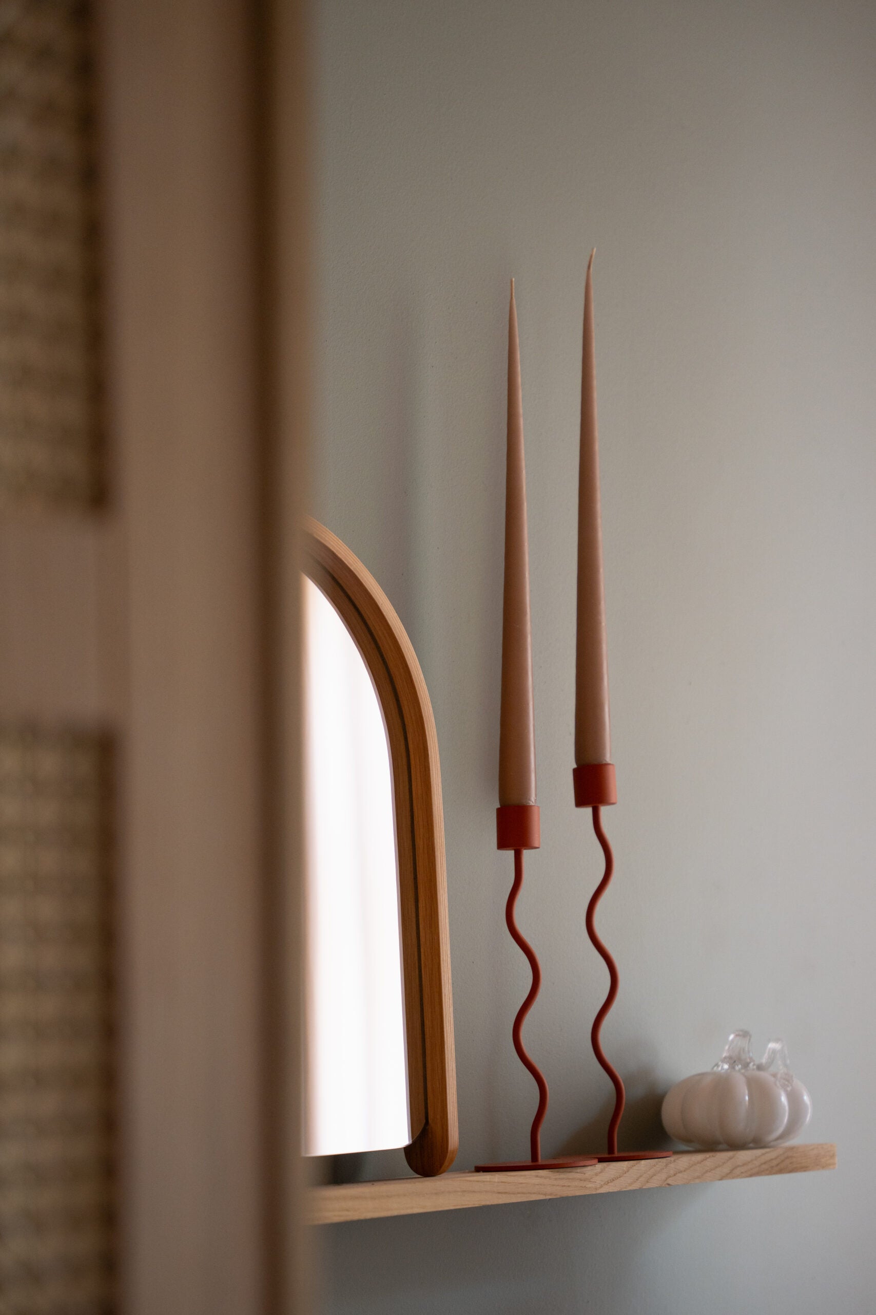Curved Ljusstake 26cm, Brick Red