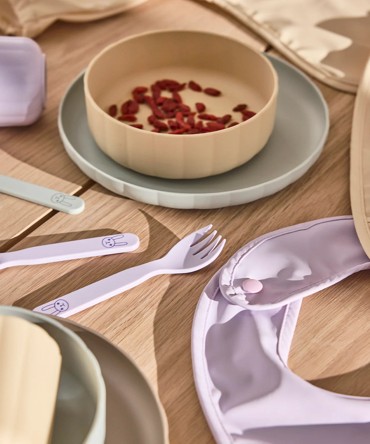 OYOY-M107624-Pullo-Tableware-Set-M107626-Pullo-Cutlery_13b0dfc0-8491-4804-b7d3-5bf42e3adc4e_1.webp