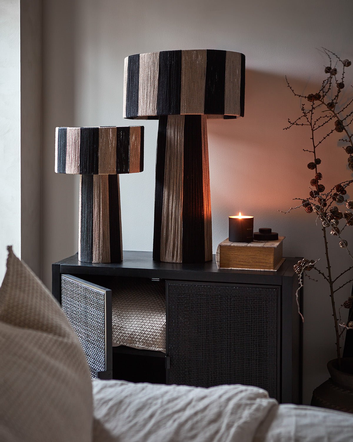 Affari of Sweden JULLAN Bordslampa M, Svart/natur - Azalea Home