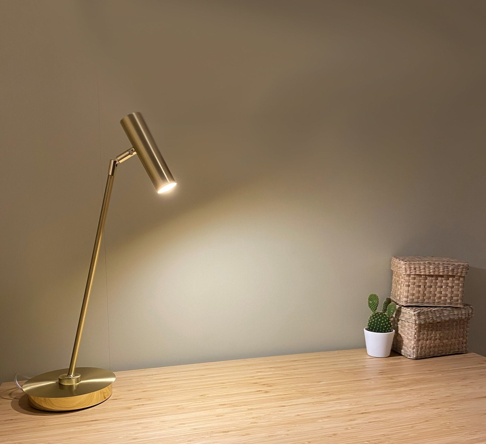 Aneta Lighting ARTIC bordlampa, matt mässing - Azalea Home