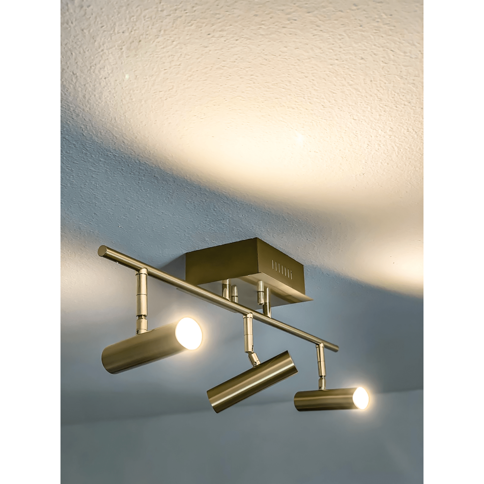 Aneta Lighting ARTIC takspot rak 3:a, matt mässing - Azalea Home