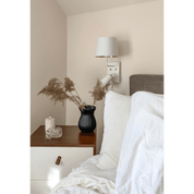 Aneta Lighting METZ vägglampa med tygskärm, vit/matt mässing - Azalea Home