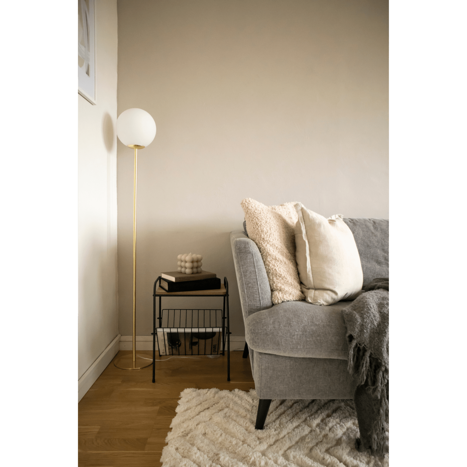 Aneta Lighting MOLEKYL golvlampa, matt mässing/vit - Azalea Home