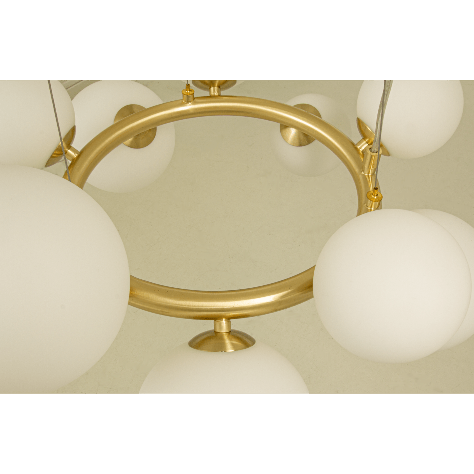 Aneta Lighting MOLEKYL taklampa rund, matt mässing/vit - Azalea Home