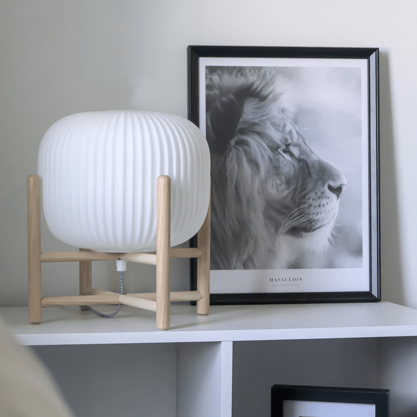 Aneta Lighting VINDA bordlampa, stor vit - Azalea Home