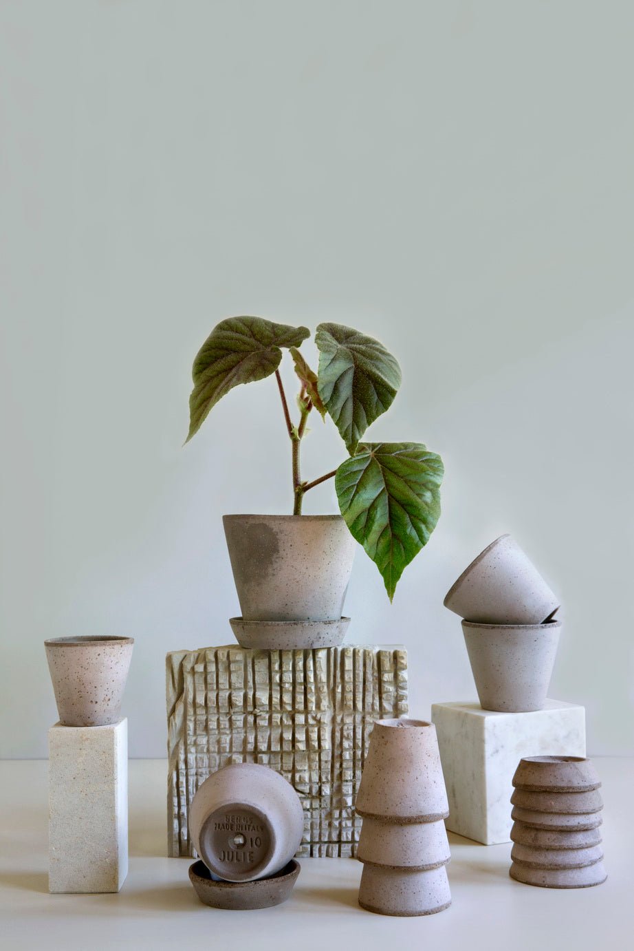 Bergs Potter Julie Kruka med Fat Ø25 cm, Grå - Azalea Home