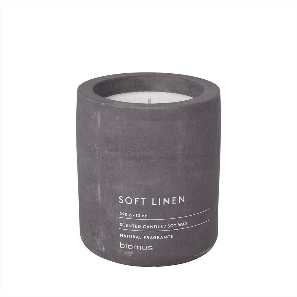 blomus_65658_ScentedCandle_SoftLinen_290g_Magnet_FRAGA_201801161034111000_704e8215-fb17-4635-98fa-a756cd68c3b9.jpg