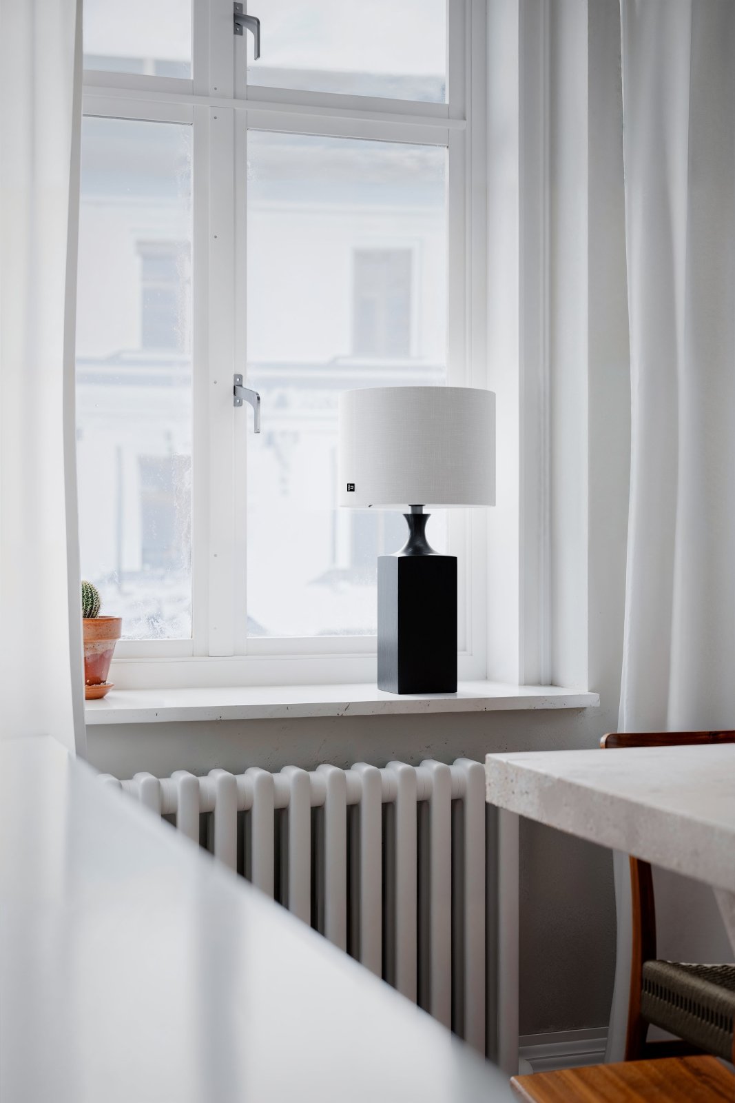 By Rydéns Woody bordslampa H56 cm svart/vit - Azalea Home