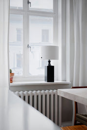 By Rydéns Woody bordslampa H56 cm svart/vit - Azalea Home