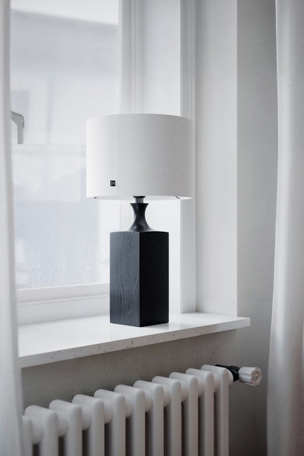 By Rydéns Woody bordslampa H56 cm svart/vit - Azalea Home