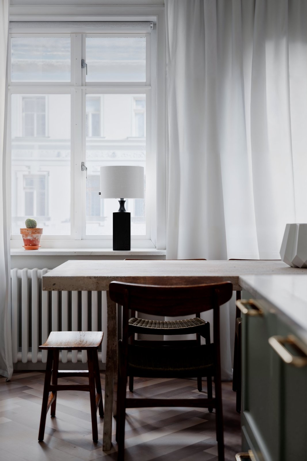 By Rydéns Woody bordslampa H56 cm svart/vit - Azalea Home