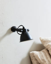 Vägglampa, Svart