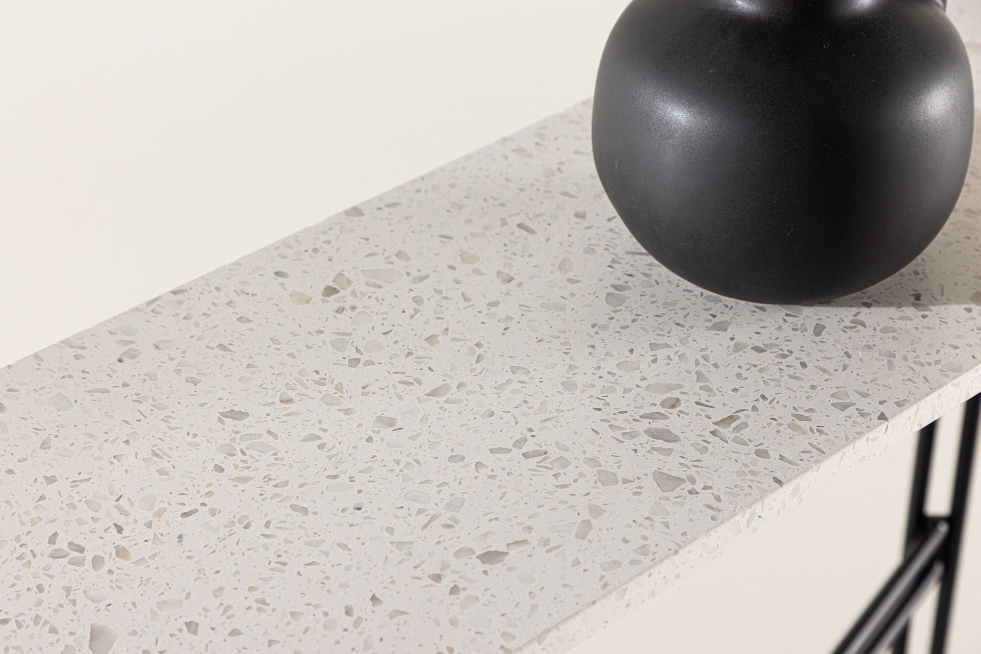 Naemi Sidobord Terrazzo, Vit