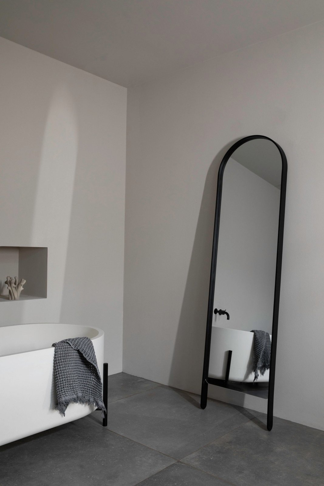 Cooee Design Woody Golvspegel, Svart - Azalea Home