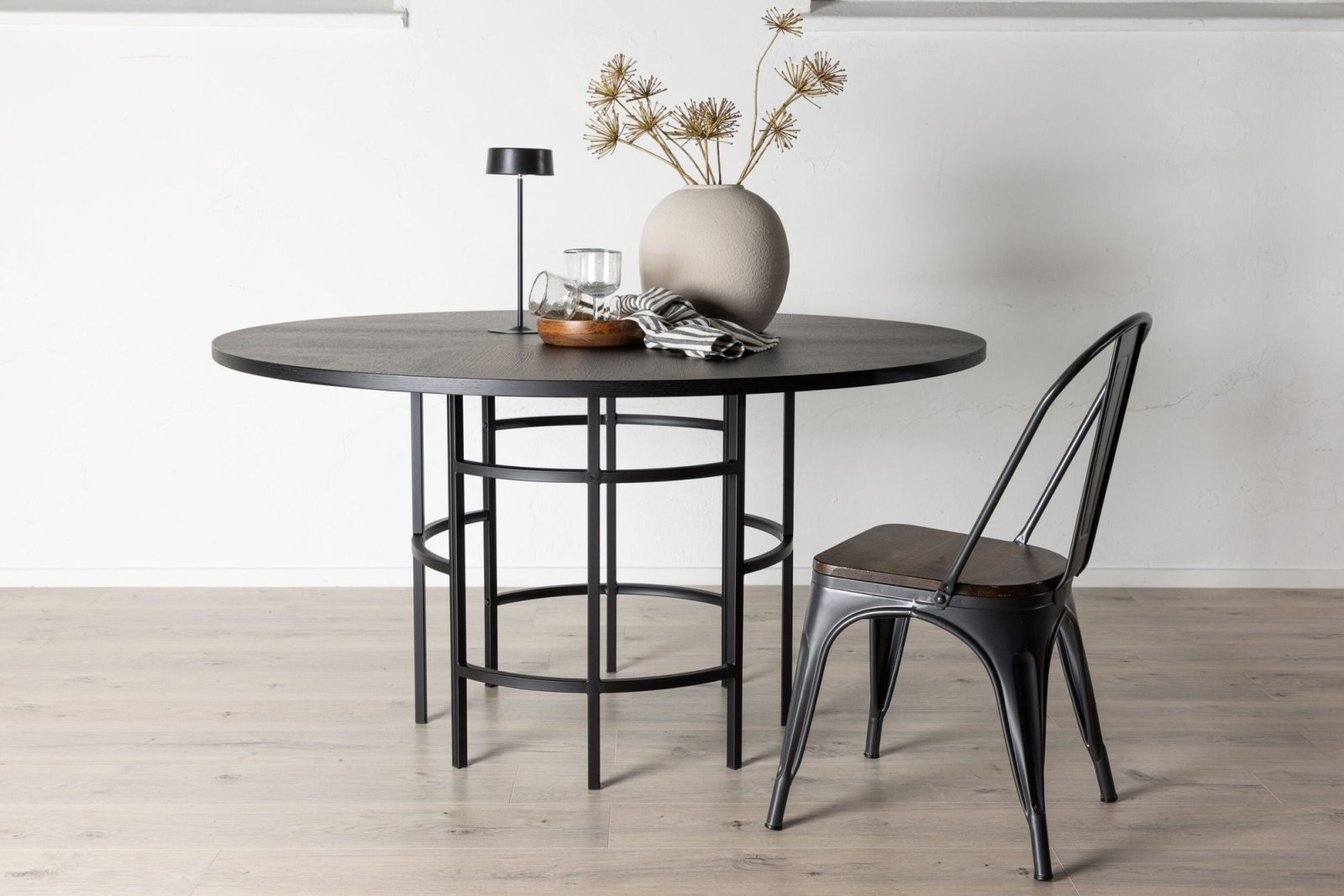 Furniture Fashion Copenhagen Matbord Ø140, Svart - Azalea Home