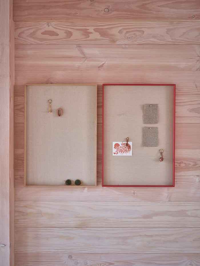 Peili Anslagstavla, Röd