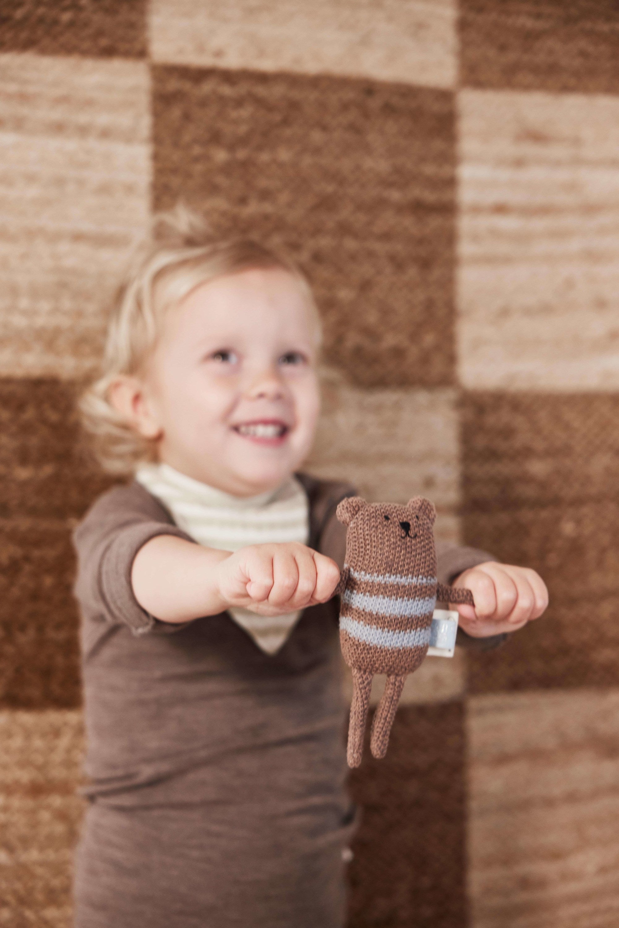 Bella Bear Skallra, Brun Melange