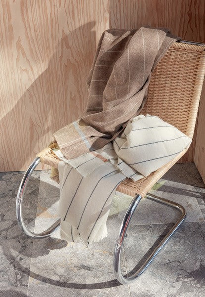 Balama Ullpläd, Off-white